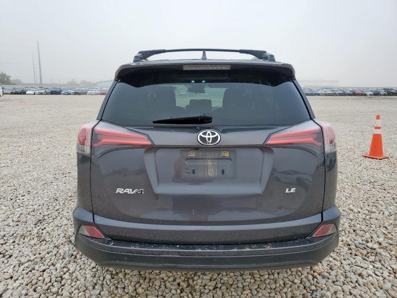 JTMZFREV3JJ177961 - 2018 TOYOTA RAV4 LE Сірий фото 6