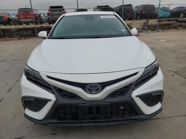 4T1T11AK0PU783934 - 2023 TOYOTA CAMRY SE NIGHT SHADE WHITE photo 5