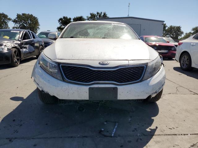 KNAGM4A70F5558252 - 2015 KIA OPTIMA LX WHITE photo 5