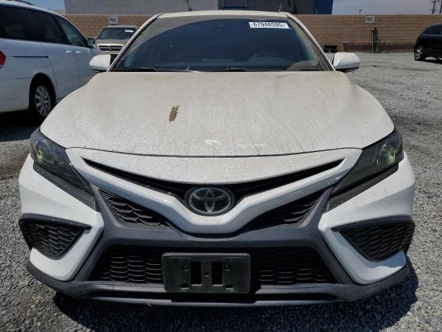 4T1G11AK1NU666426 - 2022 TOYOTA CAMRY SE 白色 照片 5