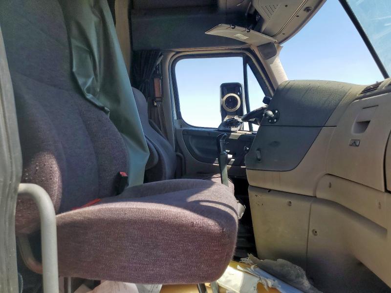 3AKJGLD52FSGM7398 - 2015 FREIGHTLINER CASCADIA WHITE photo 5