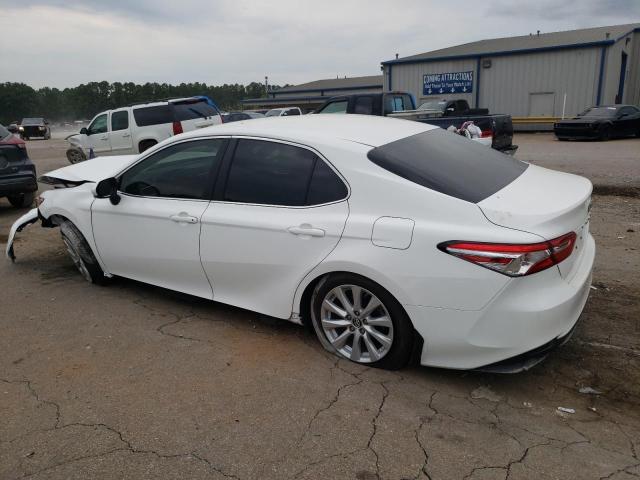 4T1B11HK7JU153823 - 2018 TOYOTA CAMRY L WHITE photo 2