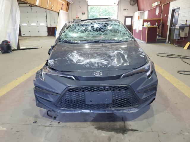 5YFP4MCE8SP220111 - 2025 TOYOTA COROLLA SE CHARCOAL photo 5