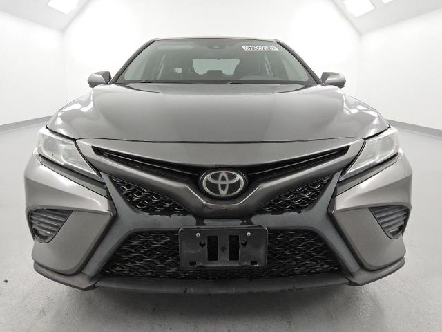 4T1G11AK8LU961357 - 2020 TOYOTA CAMRY SE 灰色 照片 5