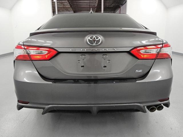 4T1G11AK8LU961357 - 2020 TOYOTA CAMRY SE 灰色 照片 6