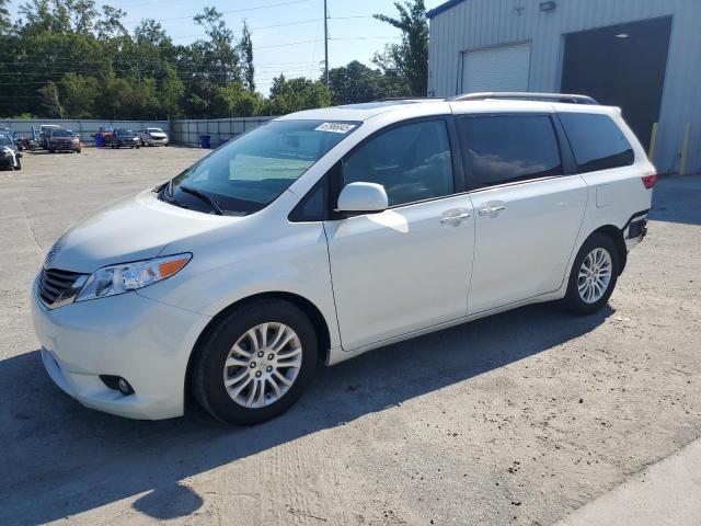 2017 TOYOTA SIENNA XLE, 