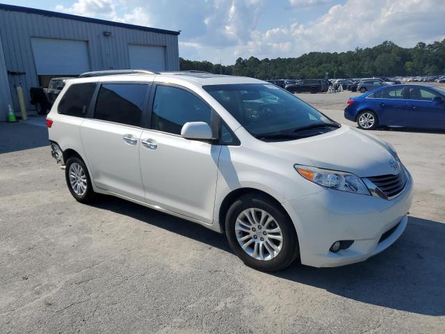 5TDYZ3DC8HS772463 - 2017 TOYOTA SIENNA XLE WHITE photo 4