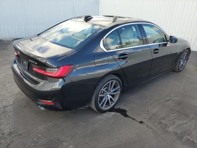 3MW5P7J06N8C62334 - 2022 BMW 330E BLACK photo 3