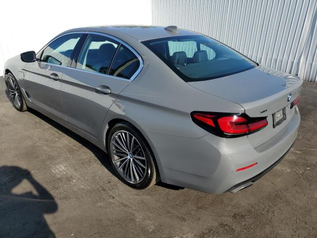 WBA33AG08NCK56843 - 2022 BMW 530XE GRAY photo 2