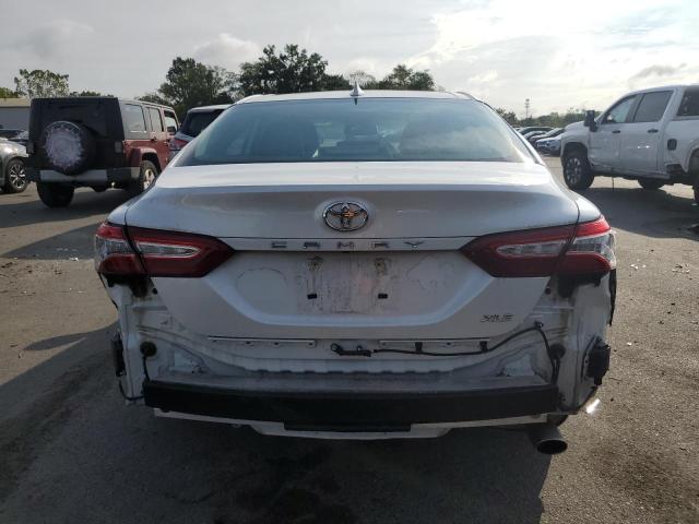 4T1F11AK7LU886517 - 2020 TOYOTA CAMRY XLE თეთრი ფოტო 6