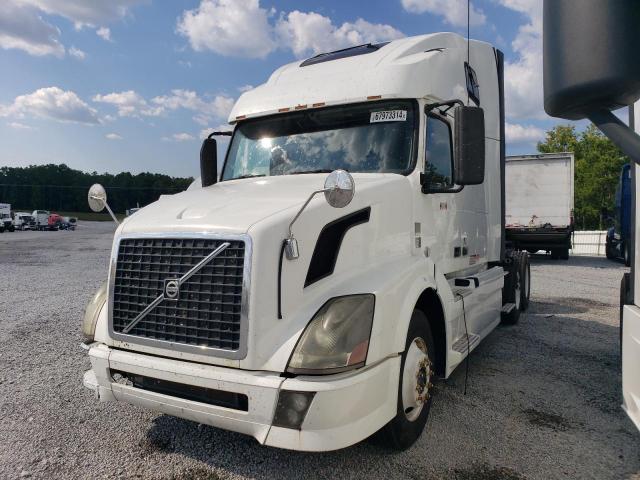 4V4NC9EJ1CN538740 - 2012 VOLVO VN VNL WHITE photo 2