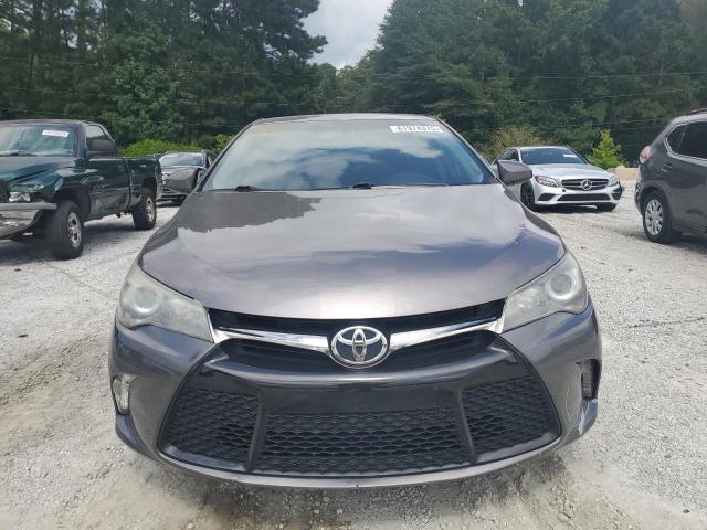 4T1BF1FKXHU690913 - 2017 TOYOTA CAMRY LE 灰色 照片 5