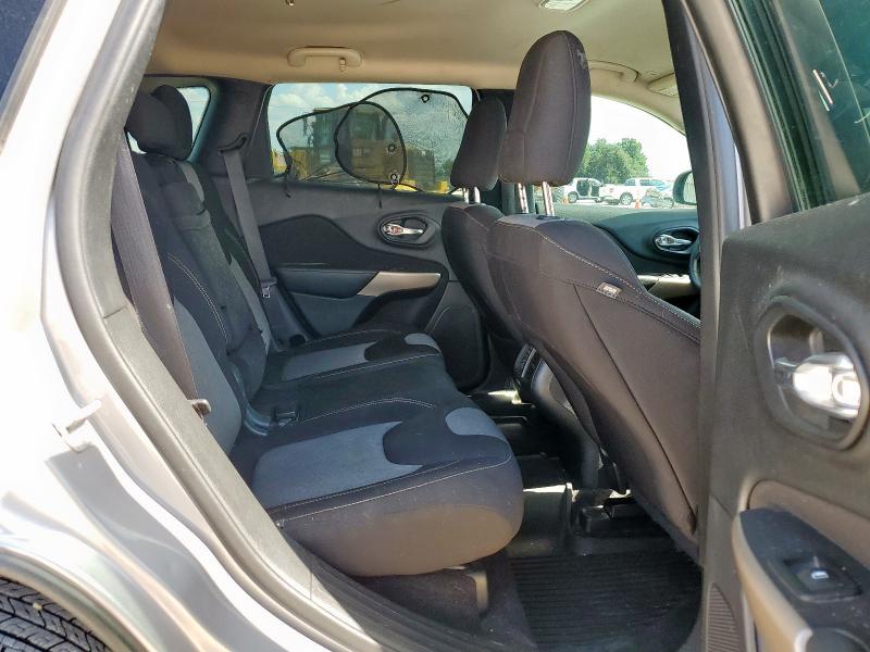 1C4PJMCB6JD529317 - 2018 JEEP CHEROKEE LATITUDE 银色 照片 11