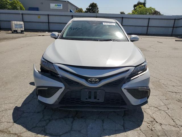 4T1T11AK2PU087253 - 2023 TOYOTA CAMRY SE NIGHT SHADE GRAY photo 5