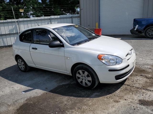 KMHCM36C28U081958 - 2008 HYUNDAI ACCENT GS WHITE photo 4