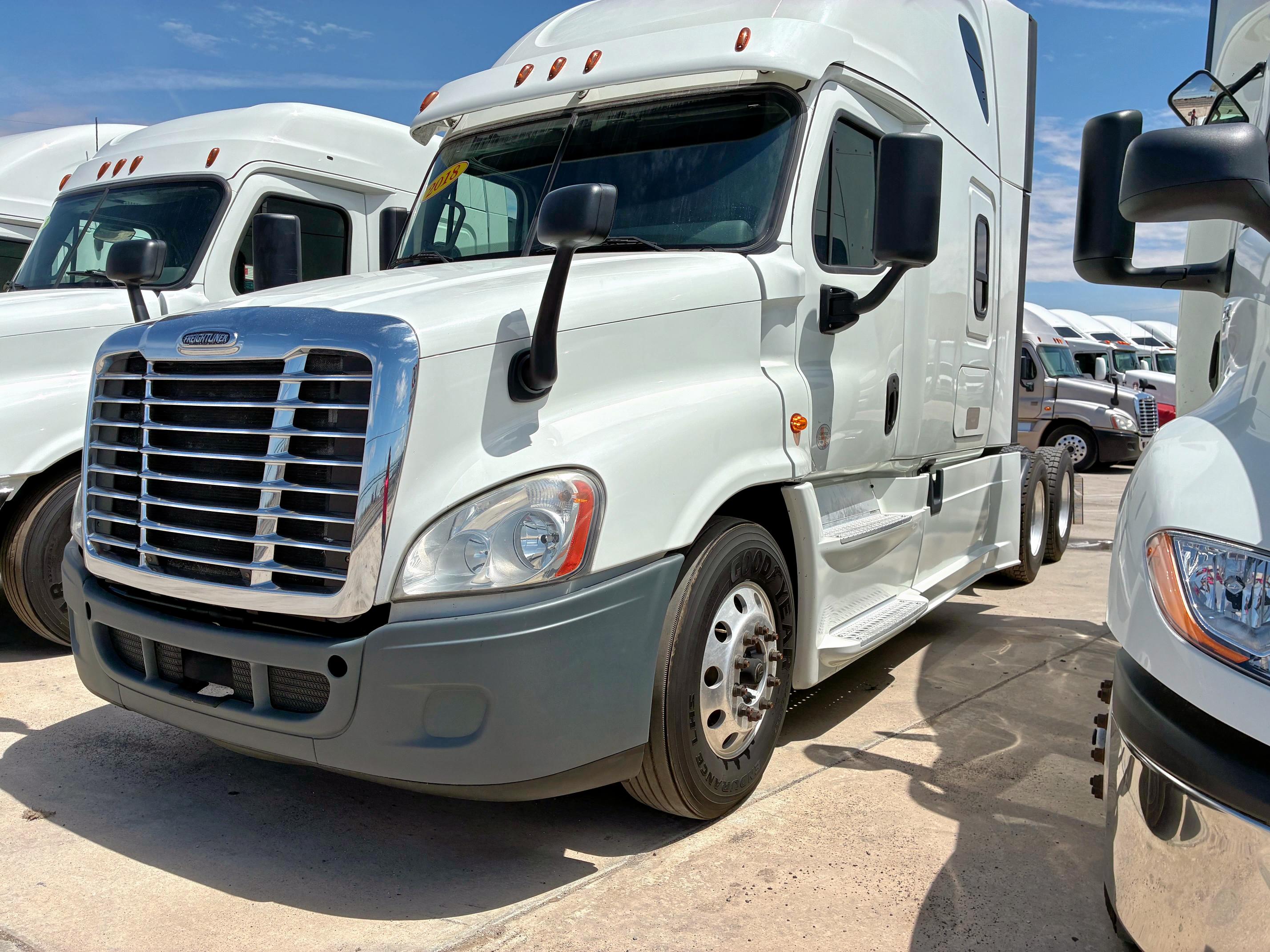 1FUJGLFGXJLJN3631 - 2018 FREIGHTLINER CASCADIA 1 Beyaz fotoğraf 2