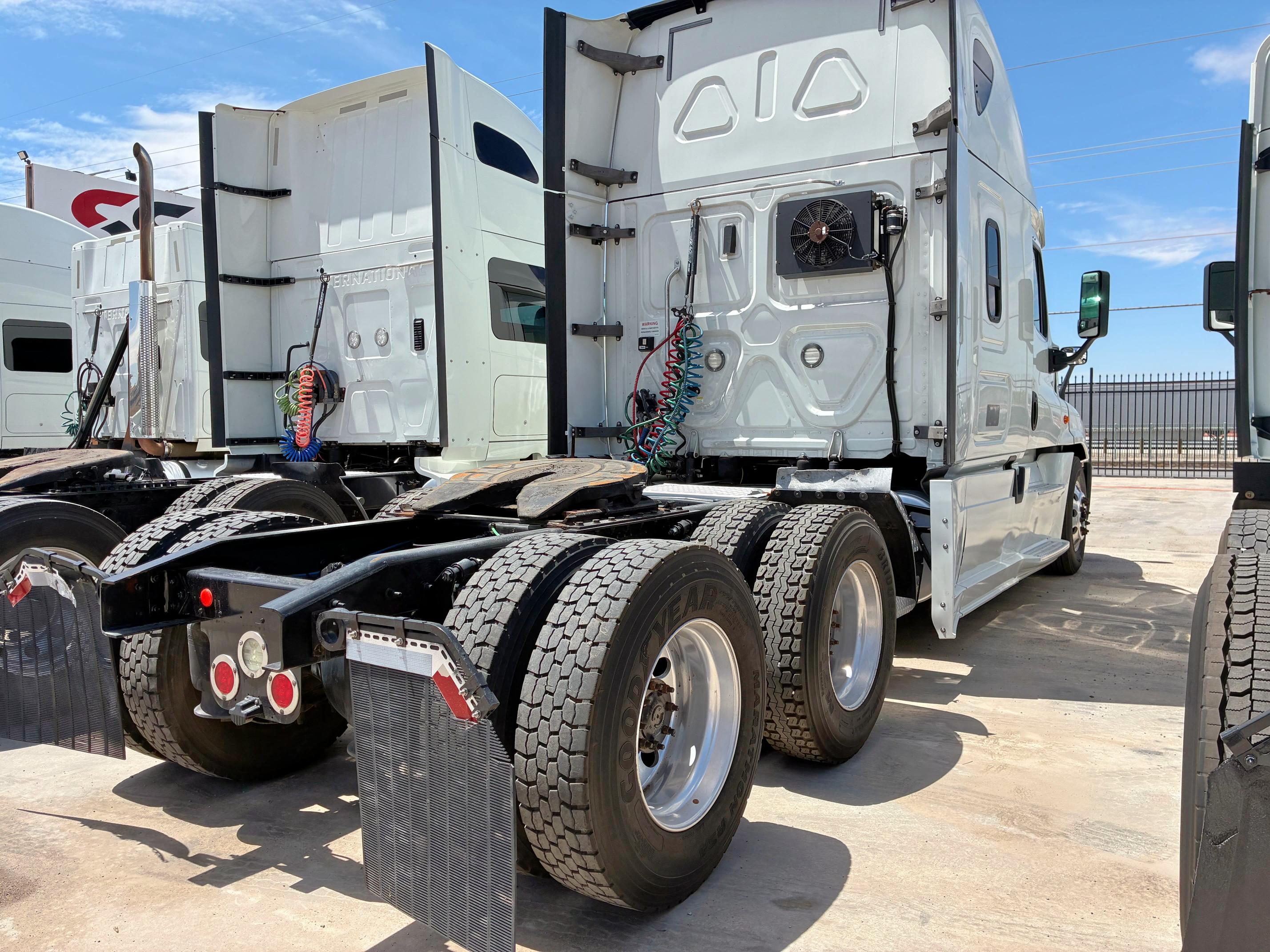 1FUJGLFGXJLJN3631 - 2018 FREIGHTLINER CASCADIA 1 Beyaz fotoğraf 4