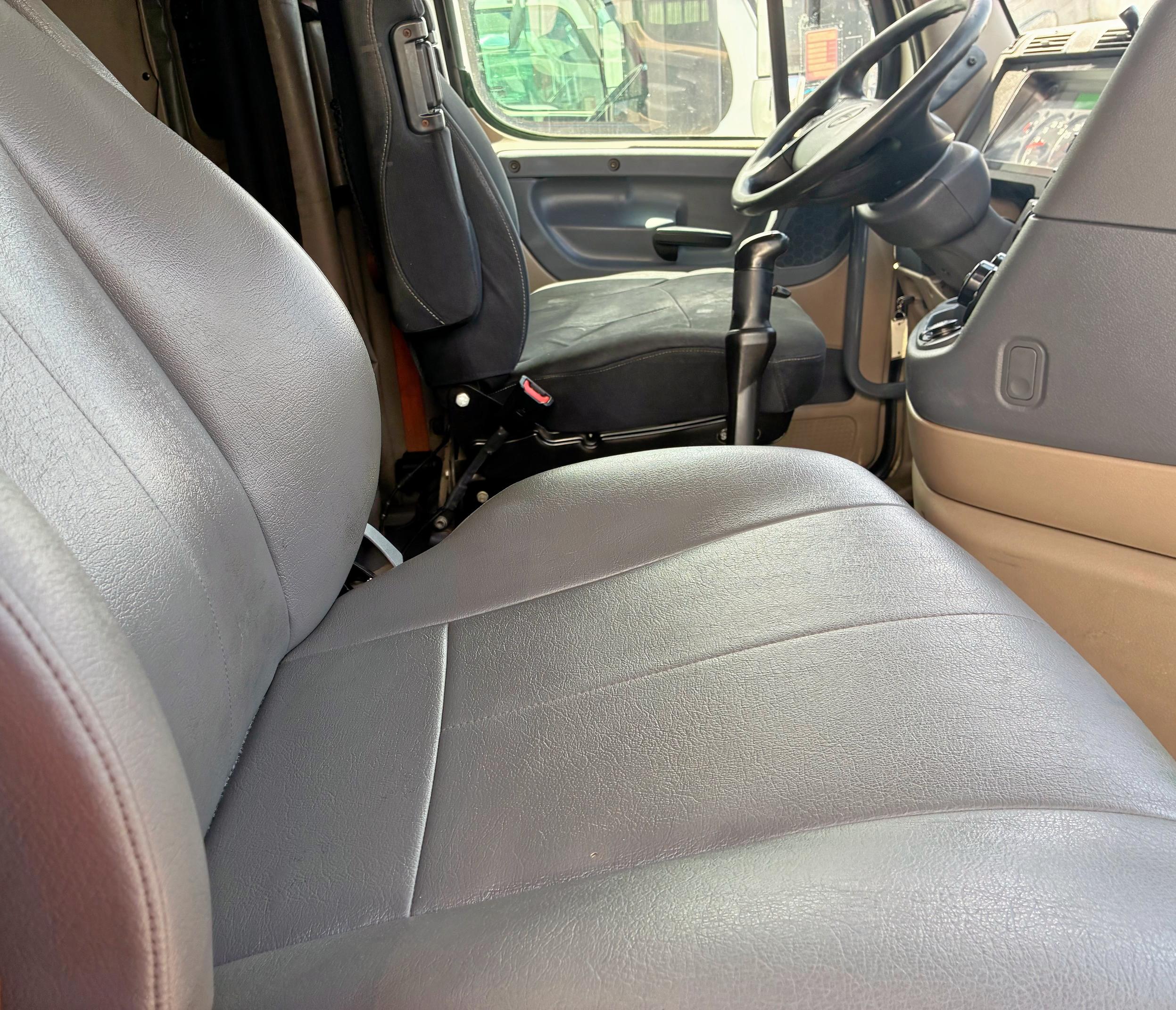 1FUJGLFGXJLJN3631 - 2018 FREIGHTLINER CASCADIA 1 Beyaz fotoğraf 5