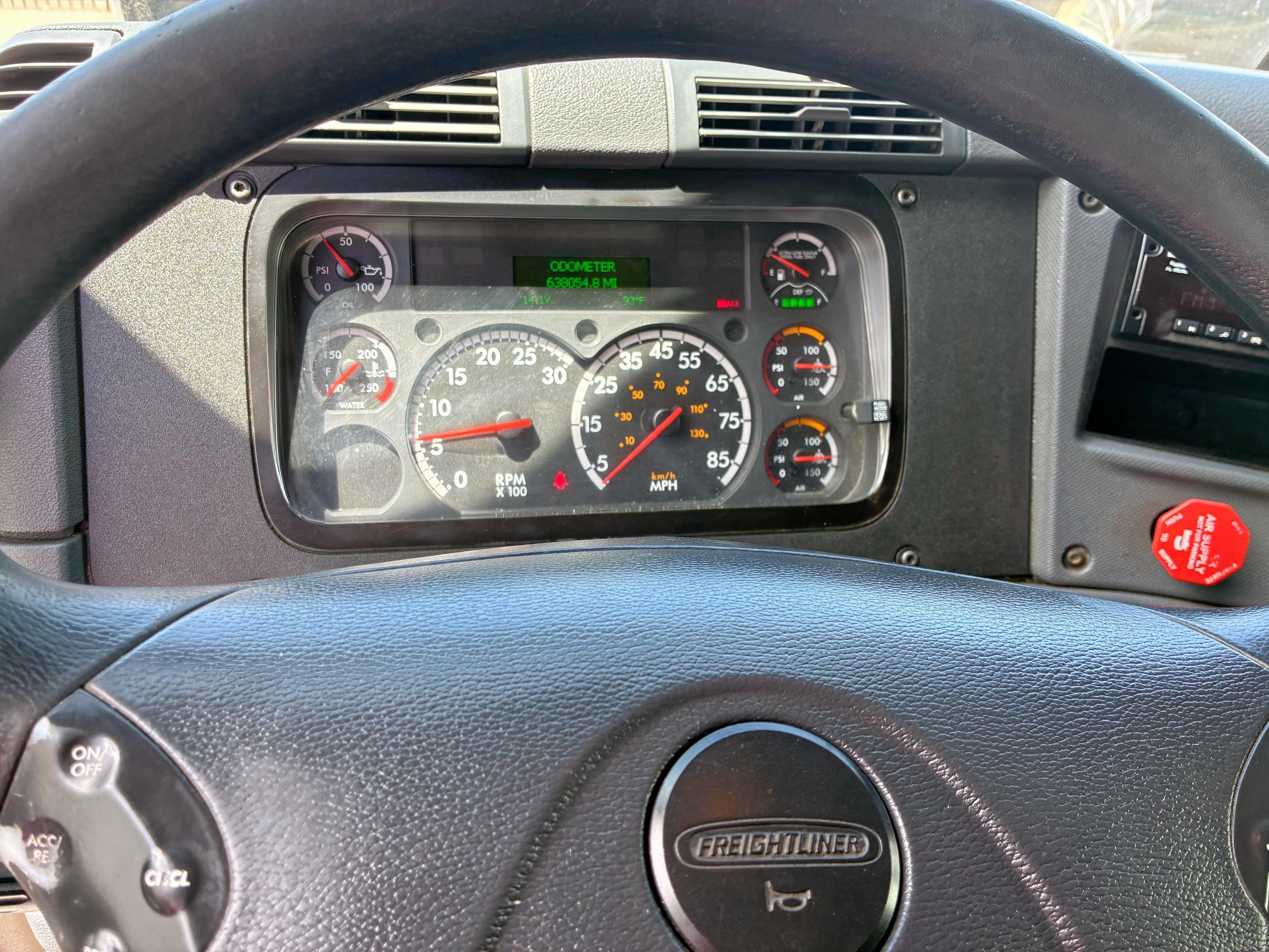 1FUJGLFGXJLJN3631 - 2018 FREIGHTLINER CASCADIA 1 Beyaz fotoğraf 8