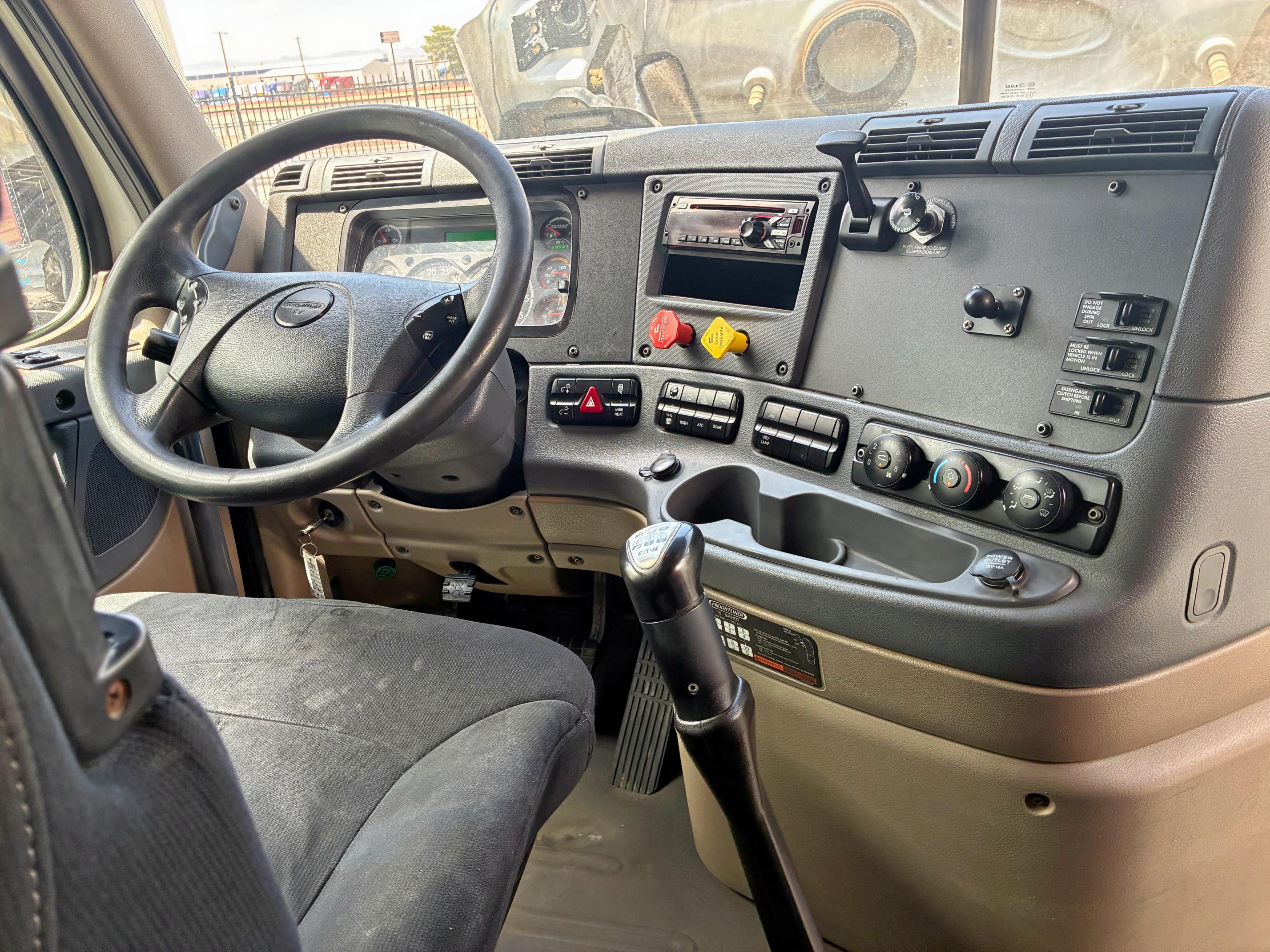 1FUJGLFGXJLJN3631 - 2018 FREIGHTLINER CASCADIA 1 Beyaz fotoğraf 9