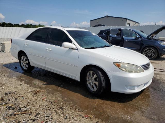 JTDBE32K440268467 - 2004 TOYOTA CAMRY LE WHITE photo 4