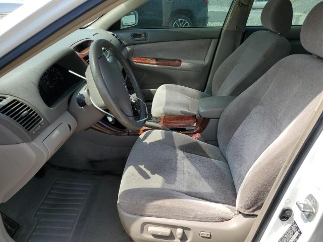 JTDBE32K440268467 - 2004 TOYOTA CAMRY LE WHITE photo 7