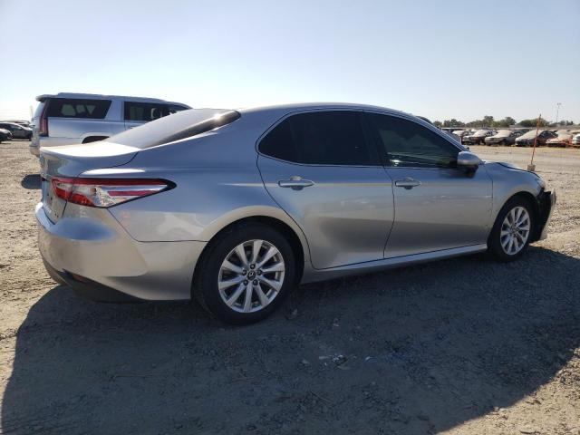 4T1B11HK9JU133671 - 2018 TOYOTA CAMRY L 银色 照片 3