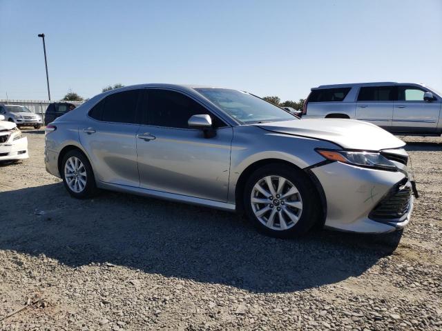 4T1B11HK9JU133671 - 2018 TOYOTA CAMRY L 银色 照片 4