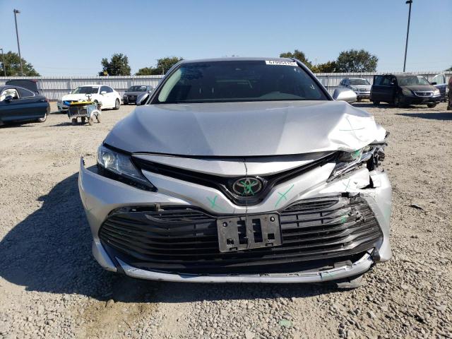 4T1B11HK9JU133671 - 2018 TOYOTA CAMRY L 银色 照片 5