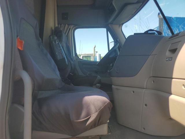 1FUJGLDR5JLHF2620 - 2018 FREIGHTLINER CASCADIA 1 Weiß Foto 6