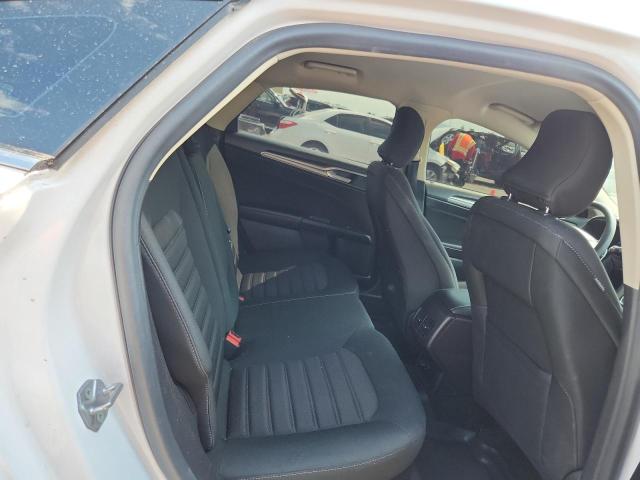 3FA6P0HD7JR273022 - 2018 FORD FUSION SE WHITE photo 10