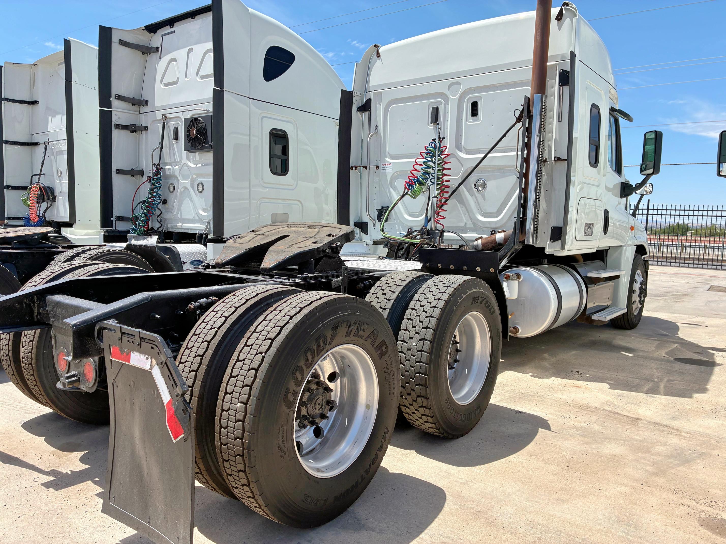 3AKJGLFG1JSKC7177 - 2018 FREIGHTLINER CASCADIA 1 WHITE photo 4