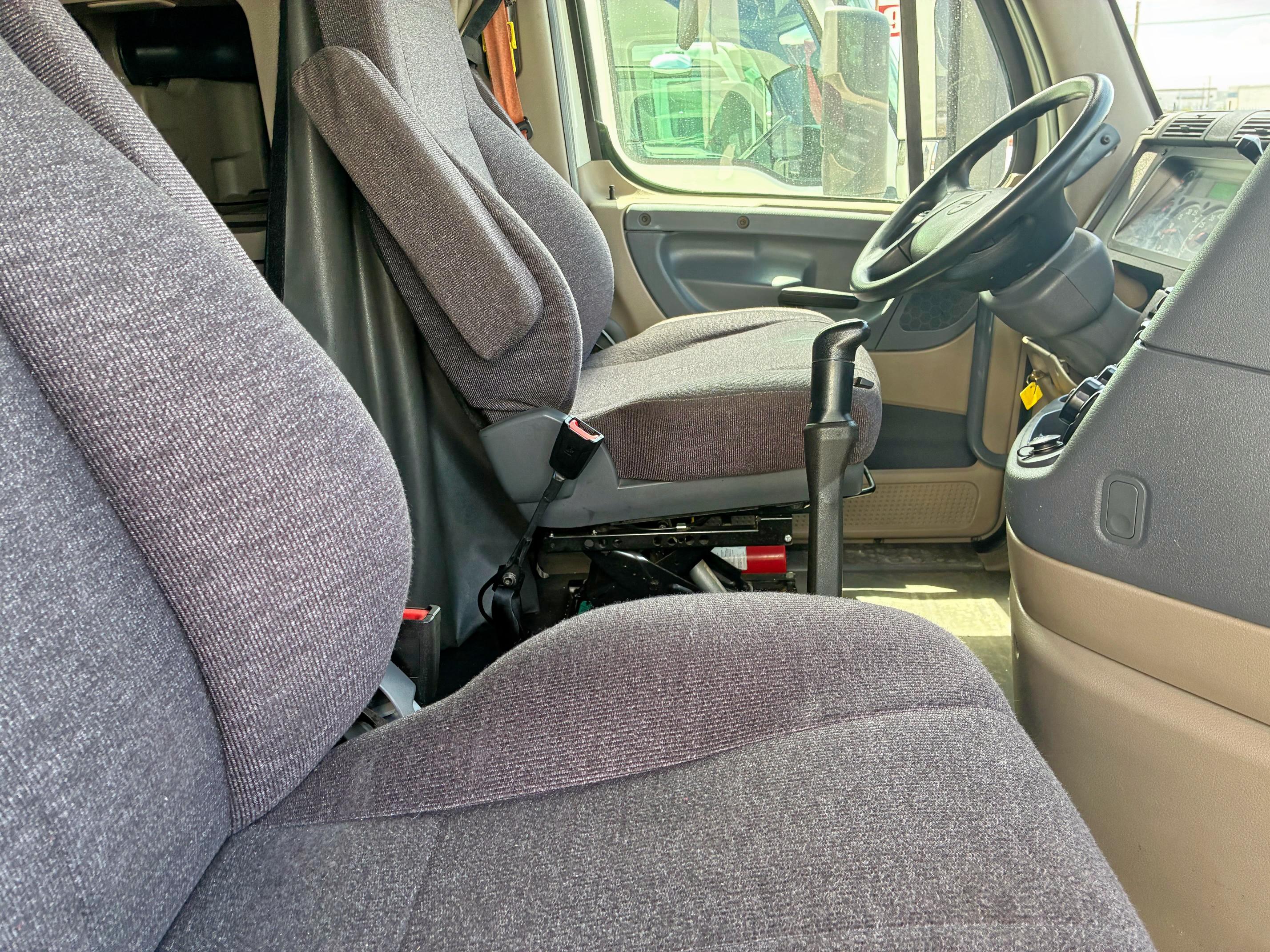 3AKJGLFG1JSKC7177 - 2018 FREIGHTLINER CASCADIA 1 WHITE photo 5