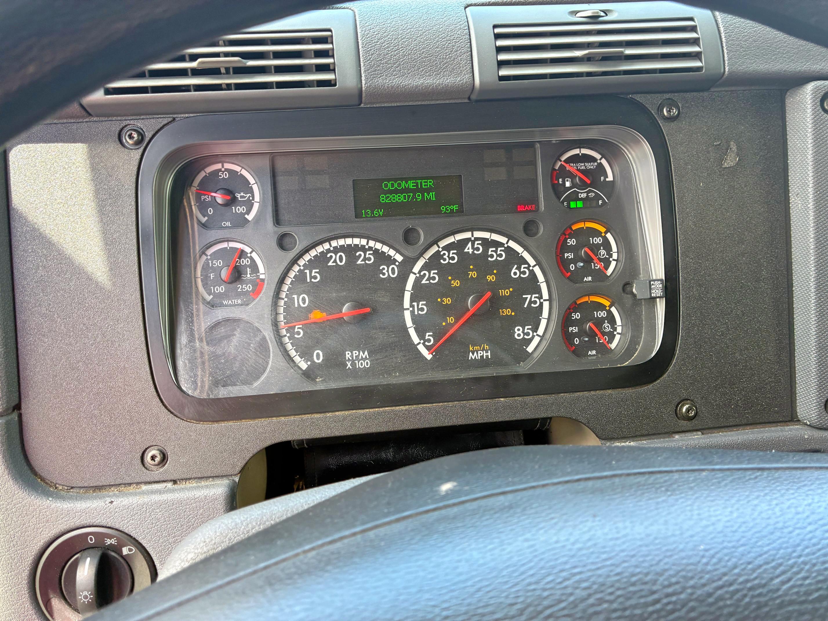 3AKJGLFG1JSKC7177 - 2018 FREIGHTLINER CASCADIA 1 WHITE photo 8