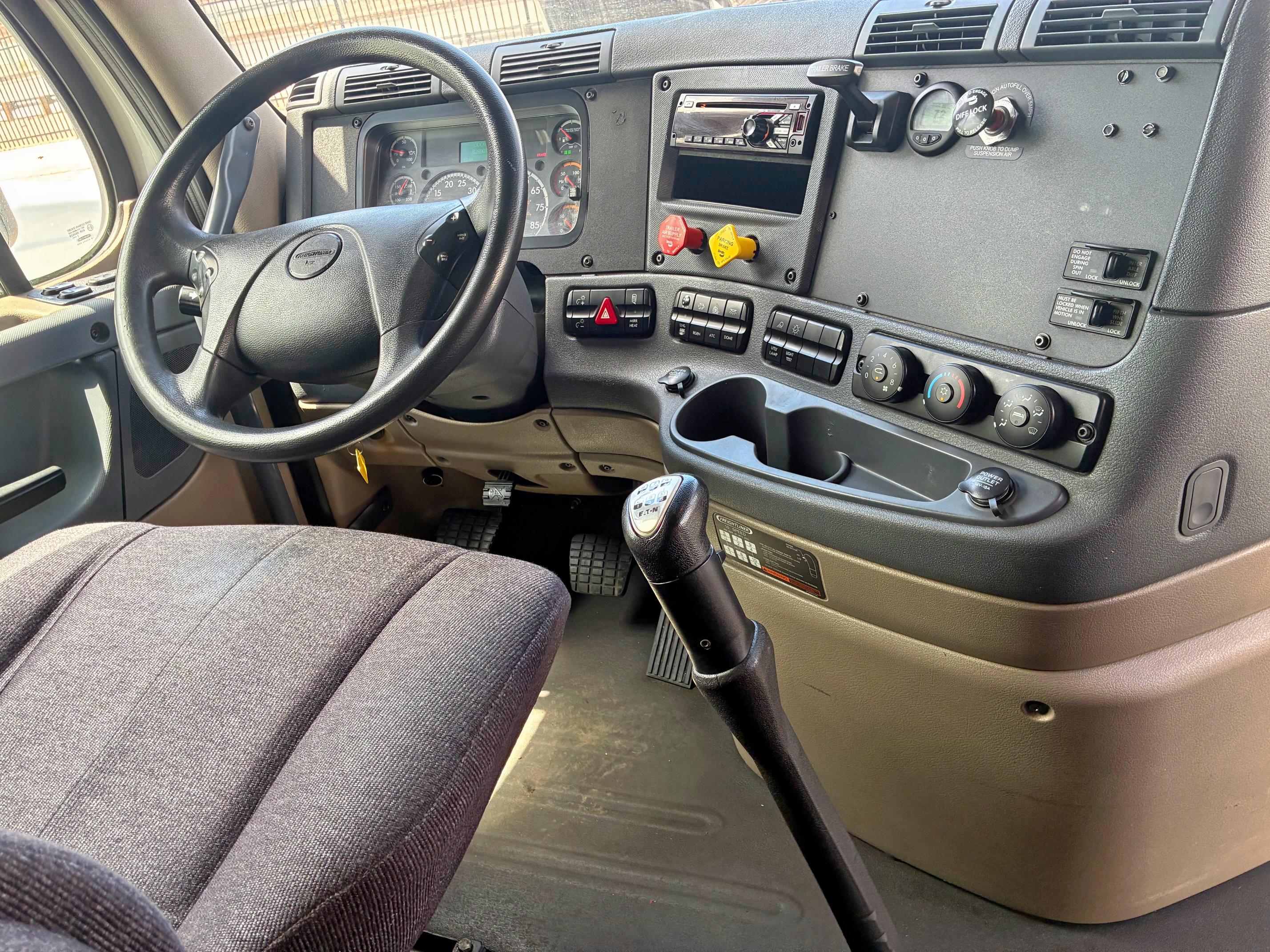 3AKJGLFG1JSKC7177 - 2018 FREIGHTLINER CASCADIA 1 WHITE photo 9