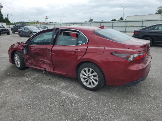 4T1C11AK8NU675431 - 2022 TOYOTA CAMRY LE BURGUNDY photo 2