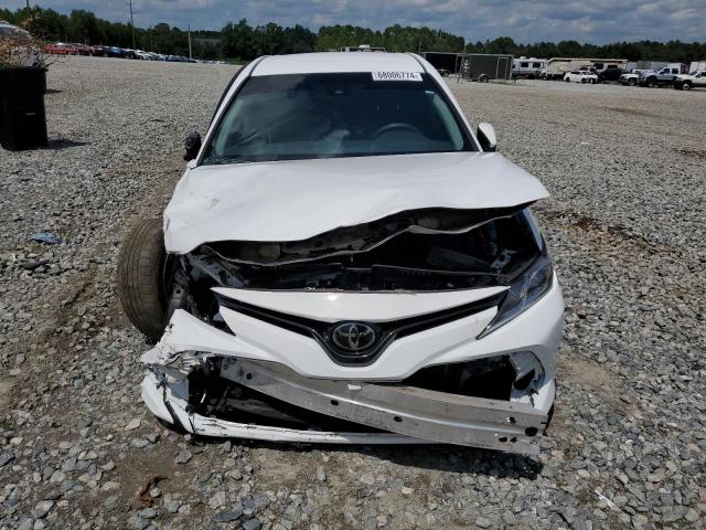 4T1B11HK3JU635849 - 2018 TOYOTA CAMRY L WHITE photo 5