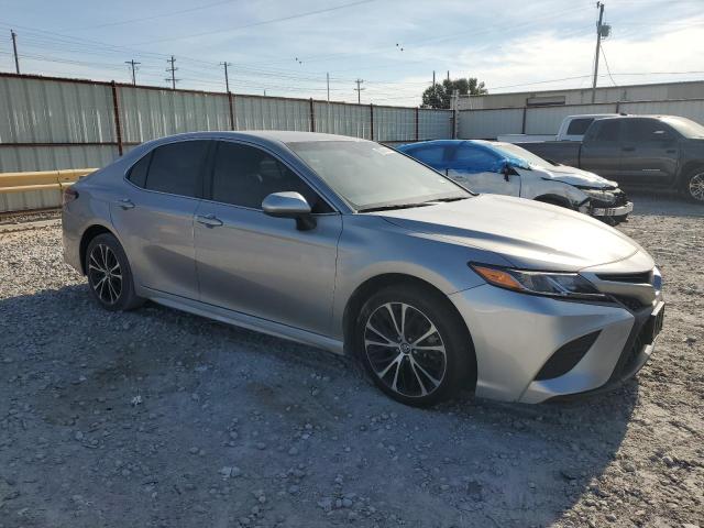 4T1B11HK3JU673209 - 2018 TOYOTA CAMRY L SILVER photo 4