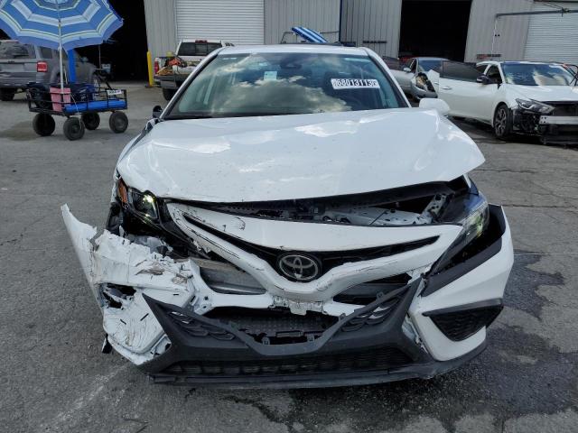 4T1G11AK7PU721917 - 2023 TOYOTA CAMRY SE NIGHT SHADE WHITE photo 5