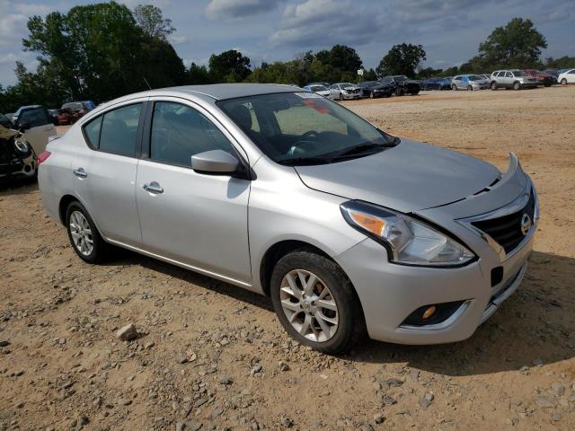 3N1CN7AP4JL870697 - 2018 NISSAN VERSA S SILVER photo 4