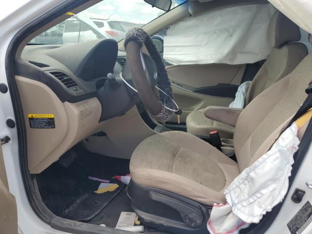 KMHCT4AE7HU345175 - 2017 HYUNDAI ACCENT SE WHITE photo 7