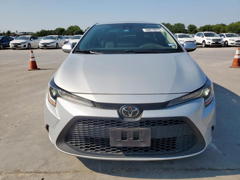5YFEPMAE6NP390845 - 2022 TOYOTA COROLLA LE 银色 照片 5