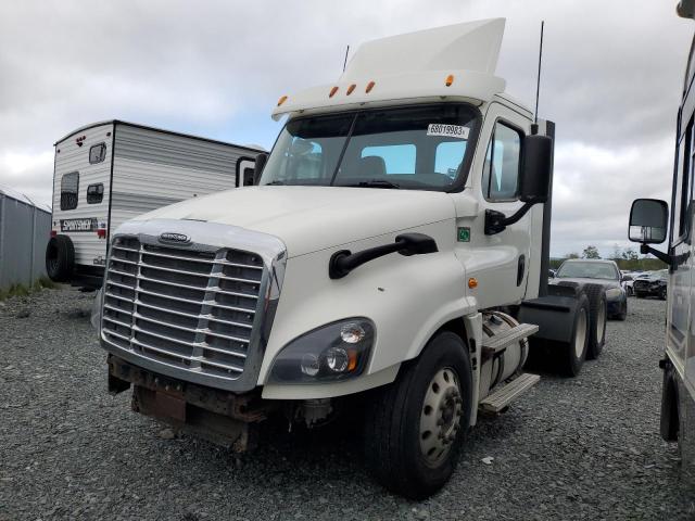 1FUJGEBG0FLGP8421 - 2015 FREIGHTLINER CASCADIA 1 WHITE photo 2