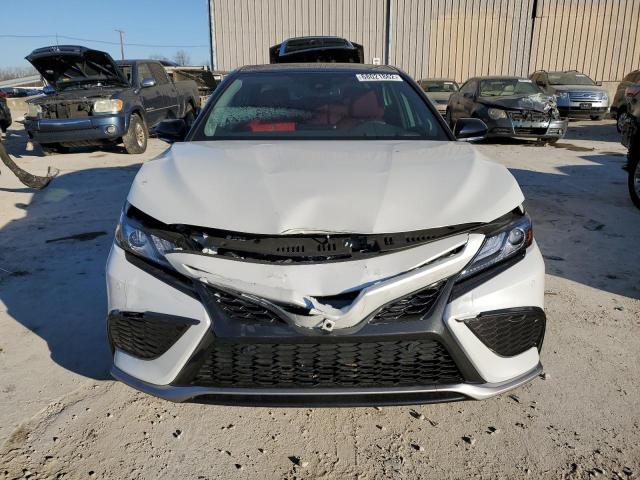 4T1KZ1AK7NU068845 - 2022 TOYOTA CAMRY TRD WHITE photo 5