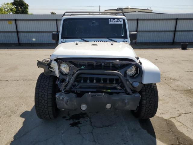 1C4BJWEG2HL507538 - 2017 JEEP WRANGLER U SAHARA WHITE photo 5