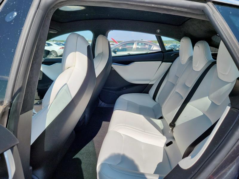 5YJSA1E16HF214601 - 2017 TESLA MODEL S Сірий фото 11