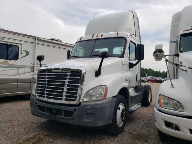 1FUBGEDV2GLHC5655 - 2016 FREIGHTLINER CASCADIA 1 WHITE photo 2