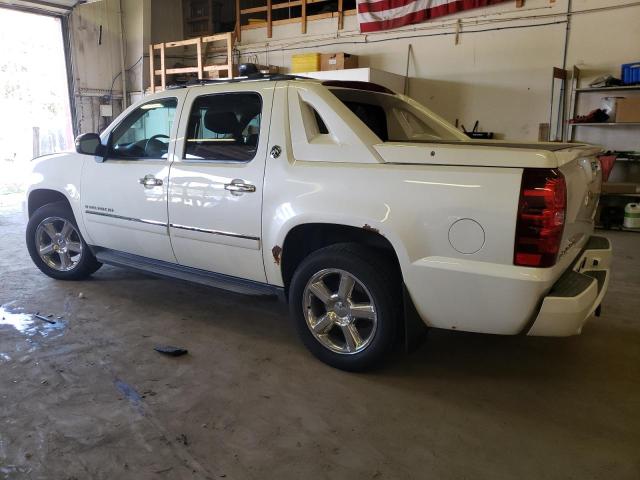 3GNTKGE77DG284760 - 2013 CHEVROLET AVALANCHE LTZ WHITE photo 2