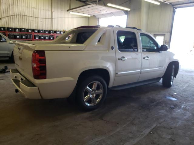 3GNTKGE77DG284760 - 2013 CHEVROLET AVALANCHE LTZ WHITE photo 3