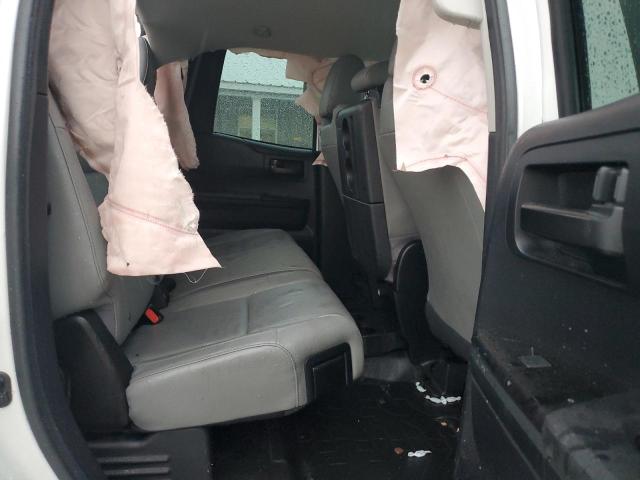 5TFRM5F18JX129881 - 2018 TOYOTA TUNDRA DOUBLE CAB SR/SR5 WHITE photo 10